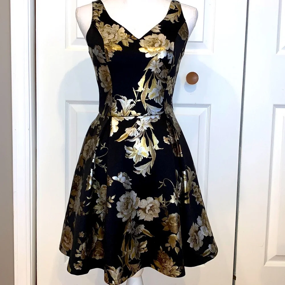 Formal dress - Picture 1 of 3